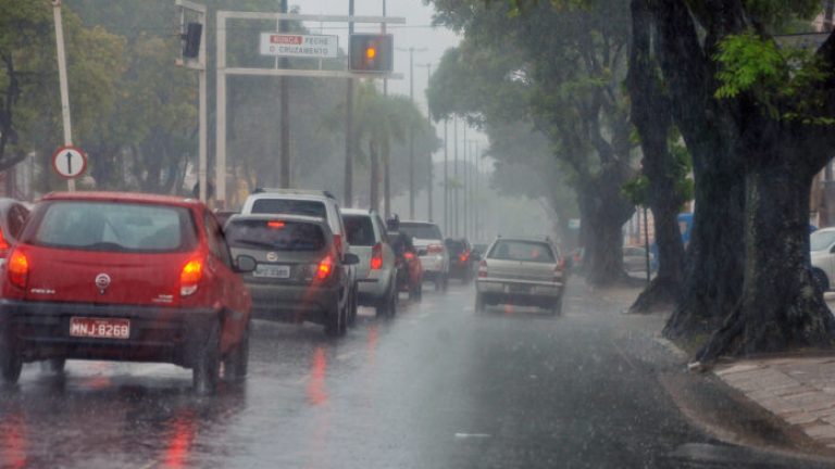 CHUVA MUITA