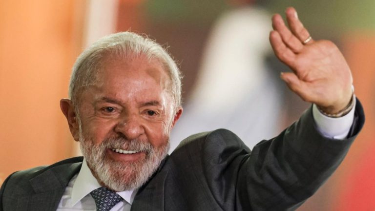 LULA FELIZ