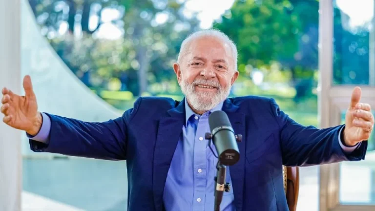 Lula abraça