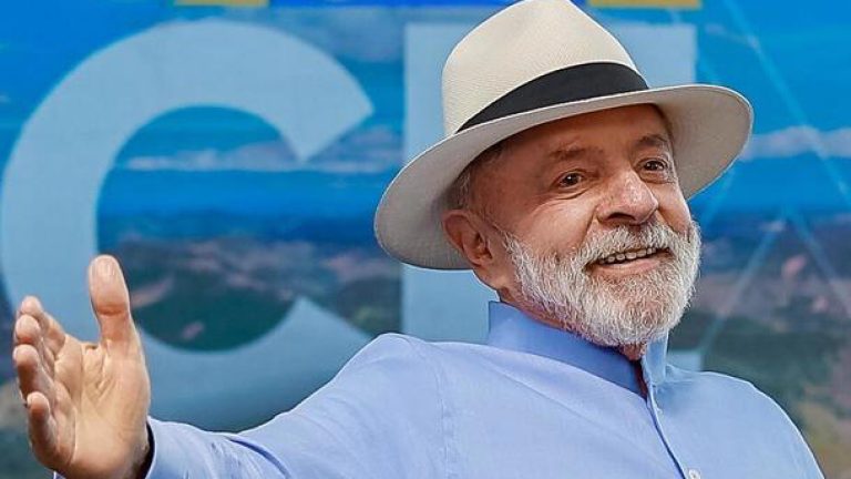 Lula alegre